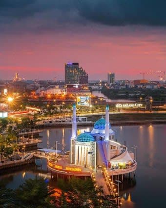 8 day itinerary for Makassar, Indonesia with top attractions and hidden gems itinerary cover